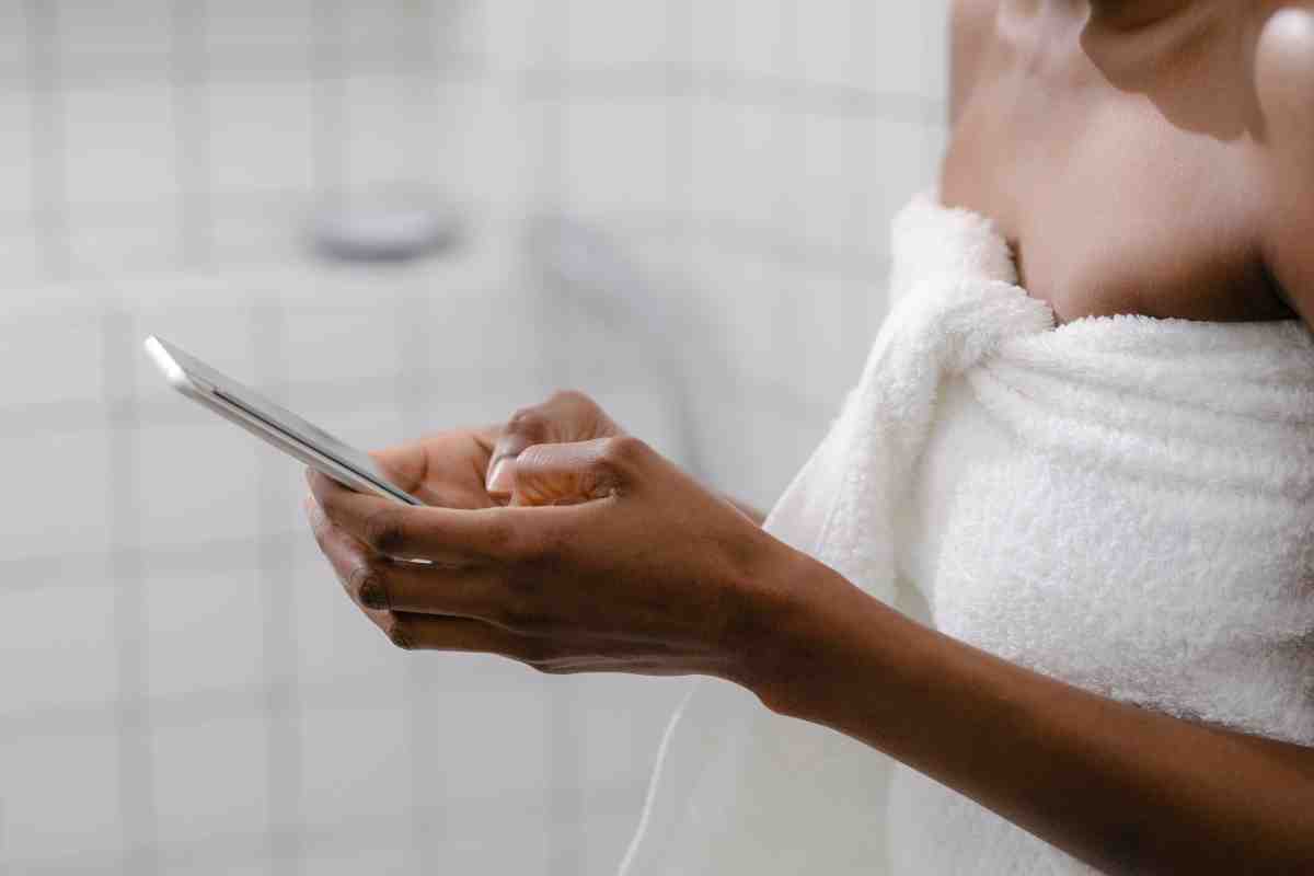Usare cellulare bagno: rischi salute